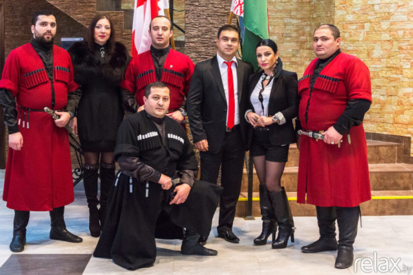 Важа Шэпіяшвілі з землякамі (трэці справа)