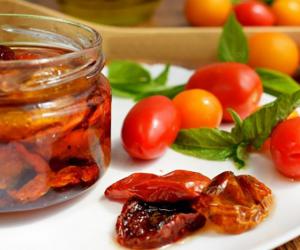 Гатуем ткемалі з алычы і вяленыя памідоры