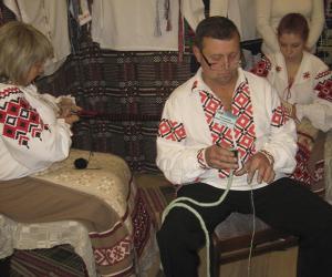 Як будаўнік захапіўся ткацтвам і пляце паясы «на ніце»