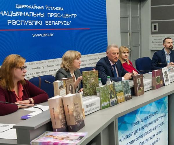 Тузін хітоў ад літаратуразнаўцаў