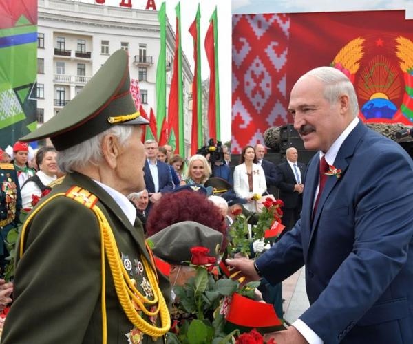 Шэсце. Гулянні. Фантан. Салют