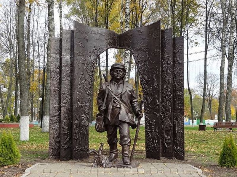 Скульптурная кампазіцыя «Тарас на Парнасе» ў Гарадку.