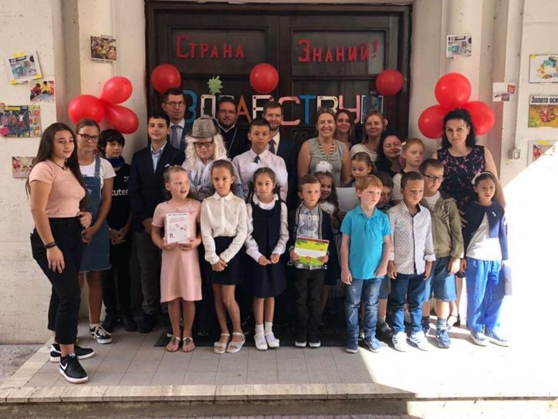 Настаўніцы з бацькамі і вучнямі. Навучальны год пачаўся!