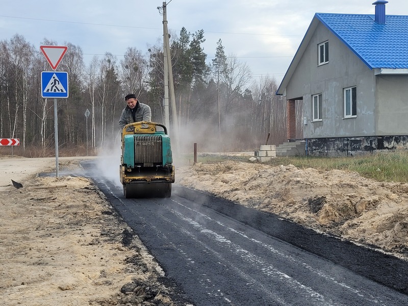 Значительное внимание уделяют ремонту дорожного хозяйства, благоустройству придомовых территорий Лельчиц