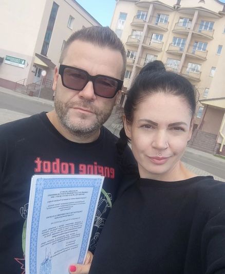 Міхаіл і Ксенія адразу пасля пакупкі хаты на Блакітных азёрах.