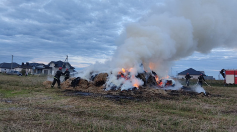 Агонь знішчыў 14 тон саломы ў полі каля Жлобіна