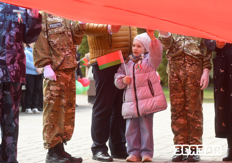 Флэшмоб «Праспяваем гімн разам» адбыўся сёння ва ўсіх раёнах Мінска