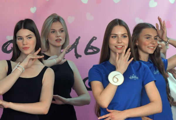 У Нацыянальнай школе прыгажосці сустрэліся фіналістыкі «Міс-Беларусь2025»