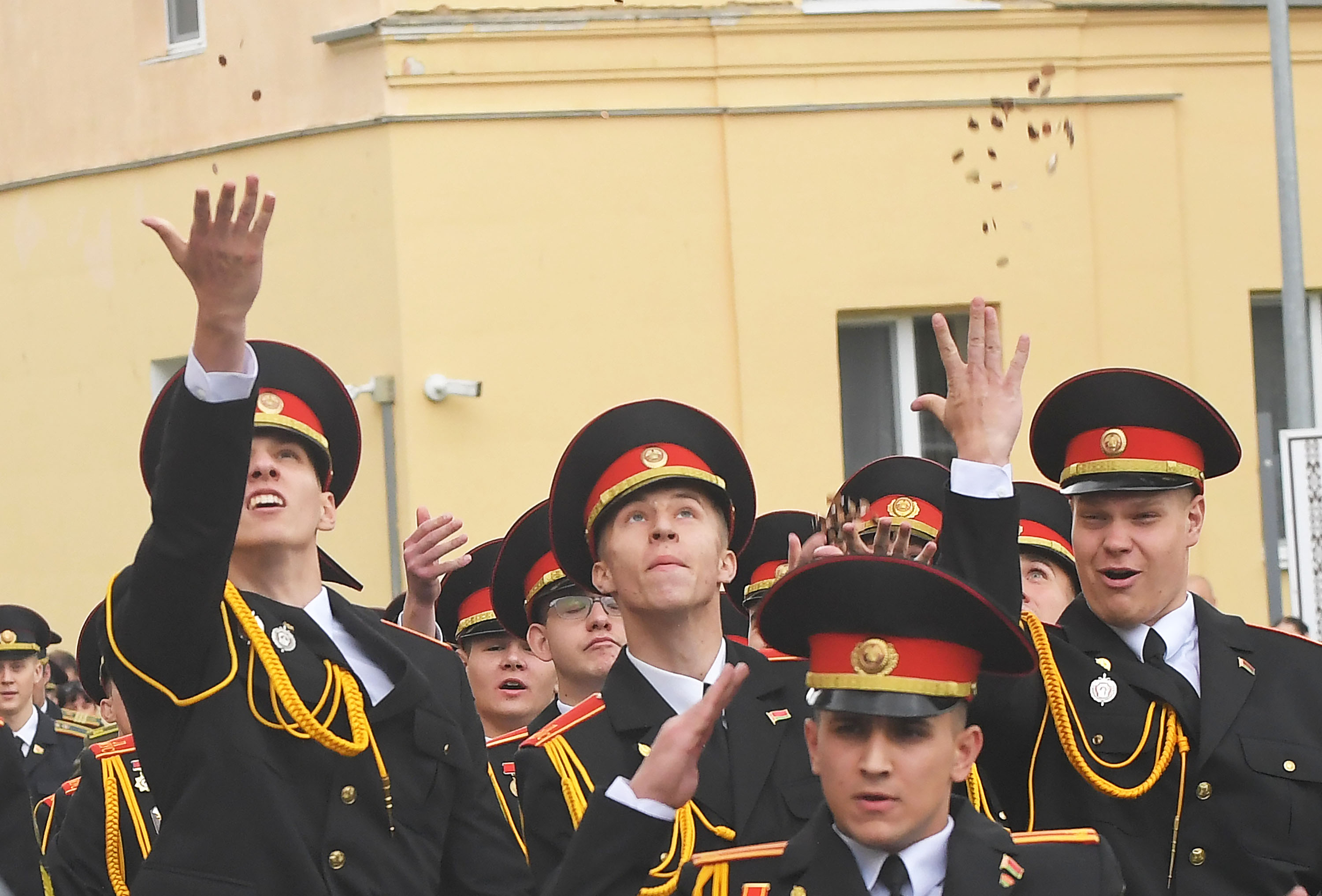 У спецыялізаваным ліцэі МУС у Мінску адбыўся ўрачысты рытуал выпуску навучэнцаў, які стаў яркім завяршэннем навучальнага года для ліцэістаў