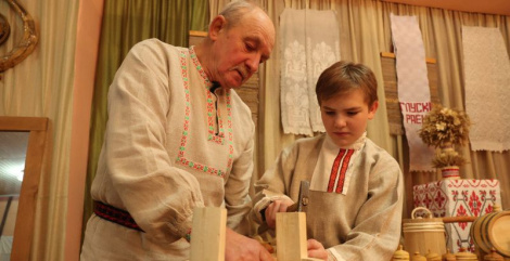 Глускі бондар стварае свае вырабы па традыцыйных тэхналогіях