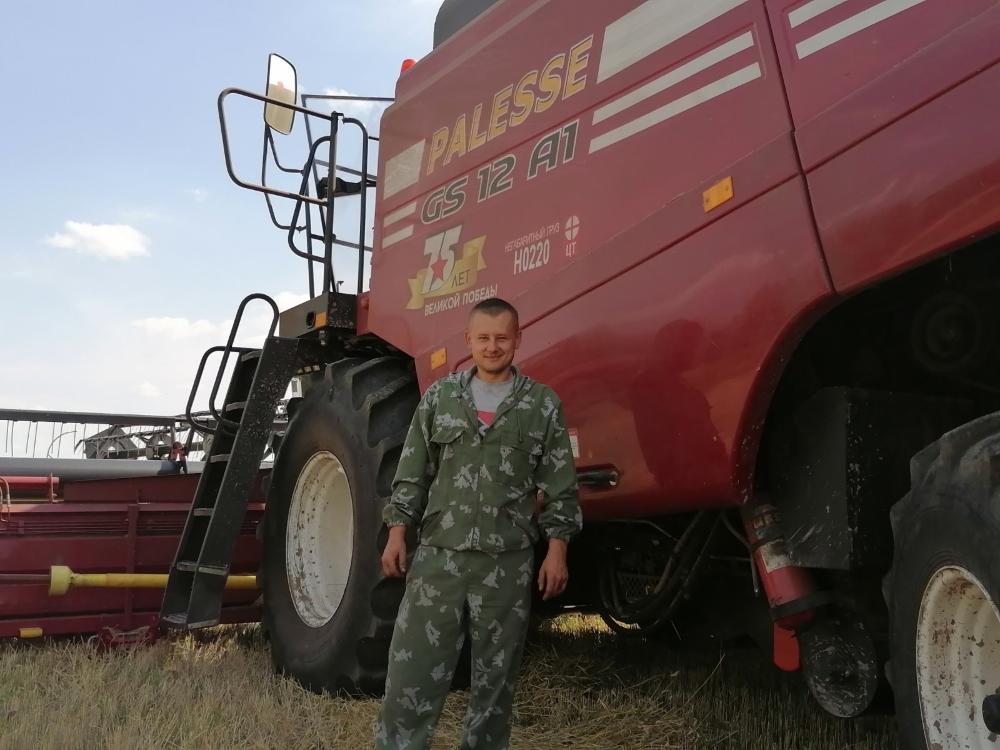 Ратавальнік Станіслаў Сомаў нясе вахту па ахове зернеўборачнай тэхнікі ў полі, а ў вольны час сам працуе камбайнерам