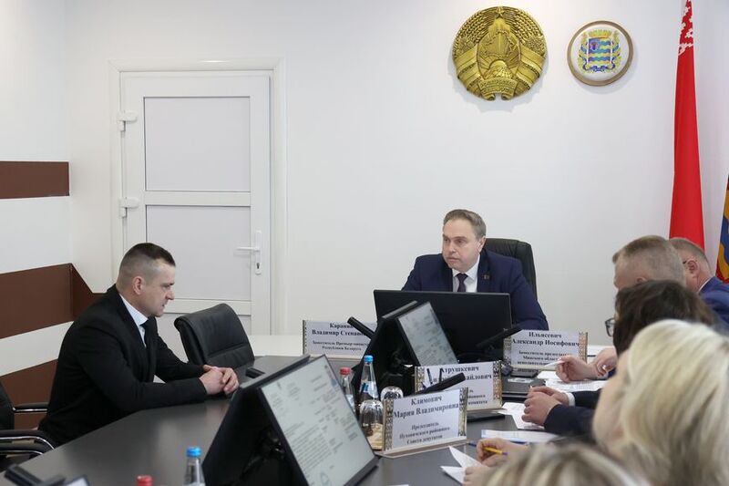 Караник провел прием граждан в Пуховичском районе