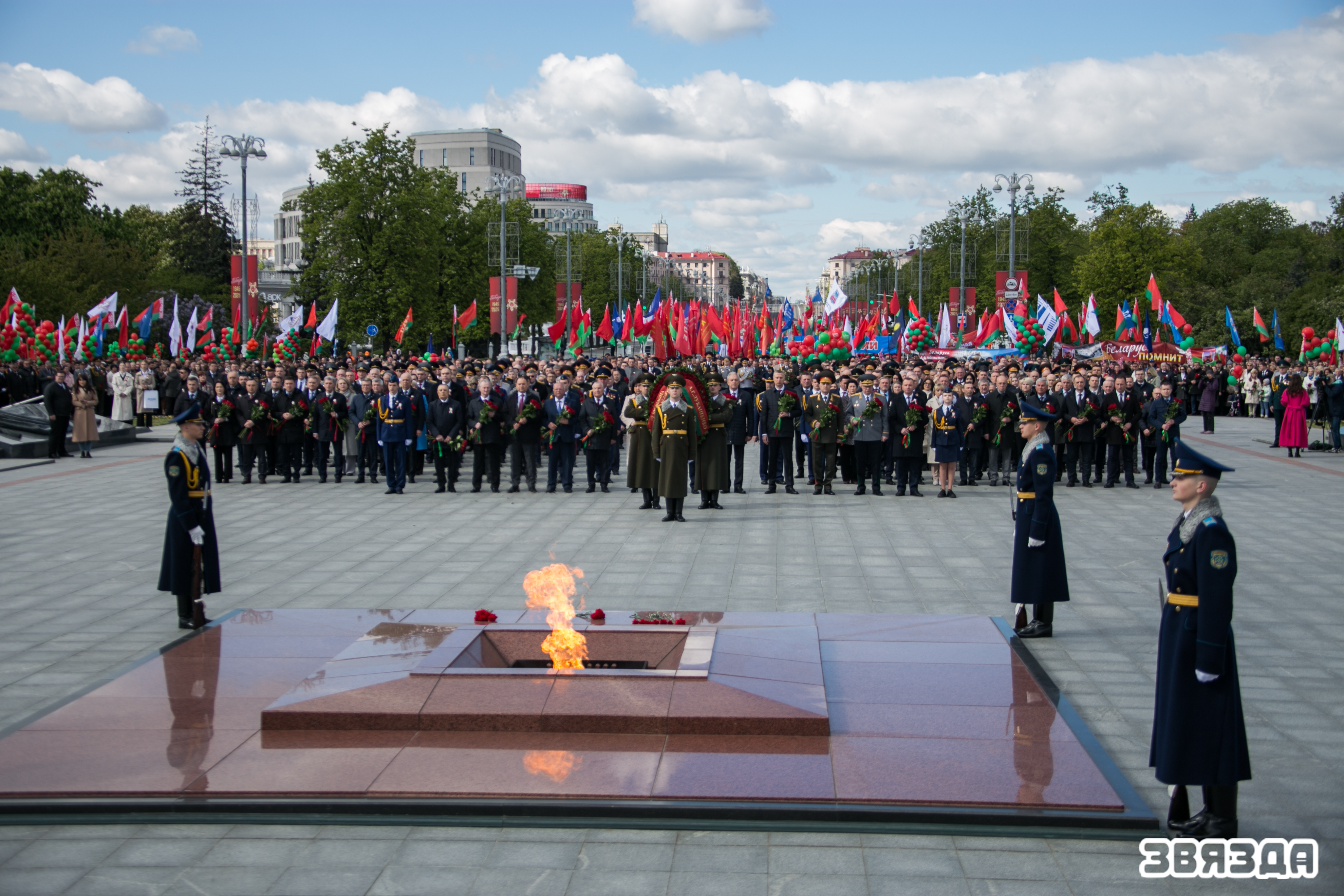 Праз 80 гадоў пад мірным небам. Мінчане і госці сталіцы ўскладаюць кветкі да манумента Перамогі