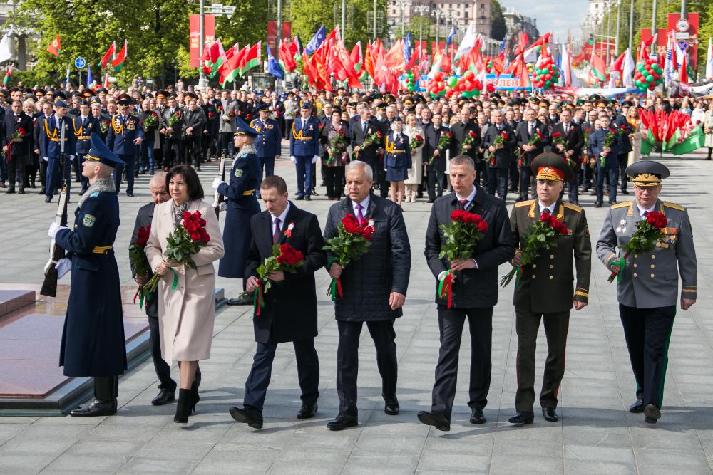 Через 80 лет под мирным небом. Минчане и гости столицы возлагают цветы к монументу Победы