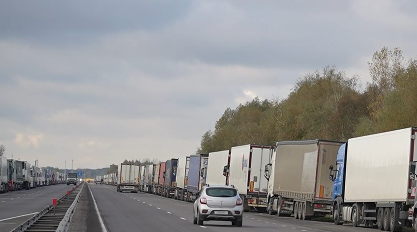 Водители большегрузов по семь суток стоят в очередях на белорусско-польской границе 