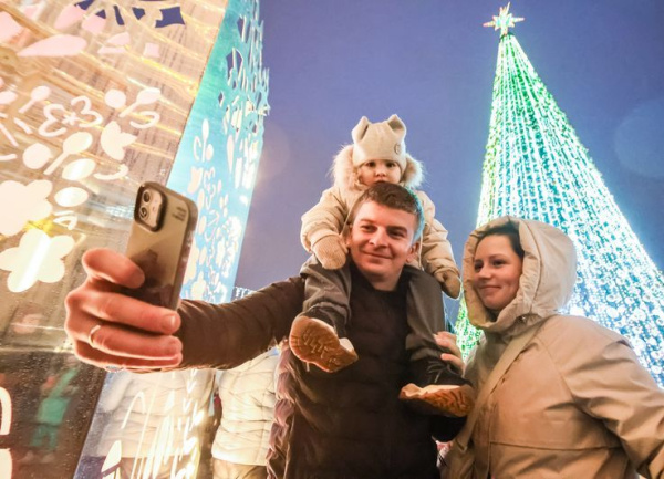 На Октябрьской площади засияла огнями главная елка страны