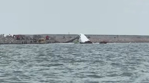 В Гонконге самолет выкатился за пределы взлетной полосы и упал в море, погибли два человека