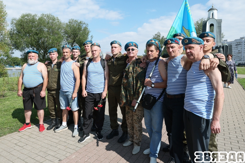Галоўны дэвіз дэсантнікаў — «Ніхто, акрамя нас!» 