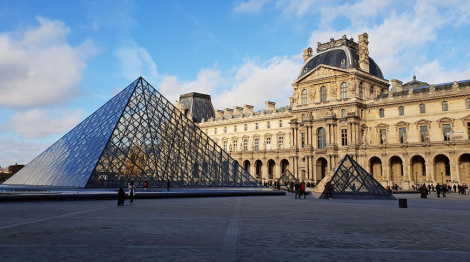 Грабежнікі разбілі вокны ў Луўры і панеслі ювелірныя ўпрыгажэнні. Музей зачынены для наведвальнікаў