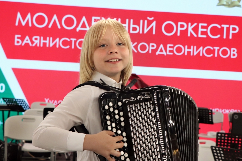 Маладзёжны аркестр баяністаў і акардэаністаў выступіў на сцэнічнай пляцоўцы Першага Нацыянальнага гандлёвага дома