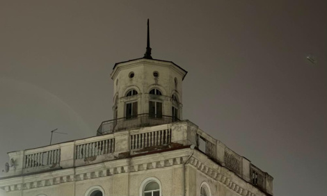 Вежу на даху сталінкі прадаюць у Магілёве. Разбіраемся, у чым яе ўнікальнасць