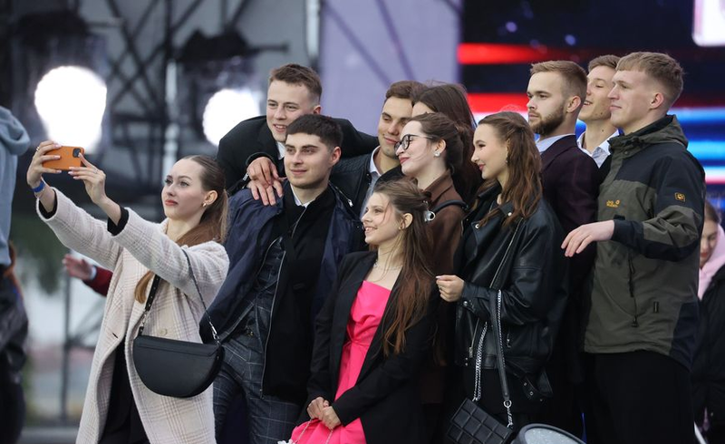 Thousands of students celebrate graduation in Minsk