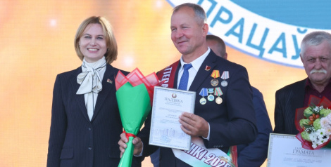 Намеснік Прэм’ер-міністра Наталля Пяткевіч узнагародзіла аграрыяў на «Дажынках» у Крычаве
