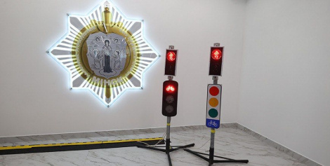 Таблічку і веласветлафор для перасячэння дарогі веласіпедыстамі без спешвання распрацавалі праваахоўнікі