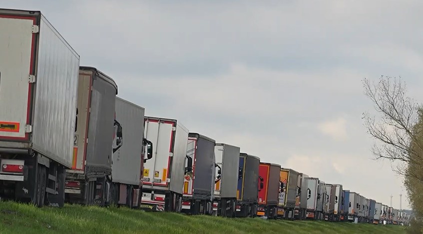 Водители большегрузов по семь суток стоят в очередях на белорусско-польской границе 