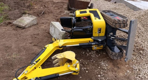 Мужчину придавило ковшом мини-экскаватора в Витебском районе, он погиб