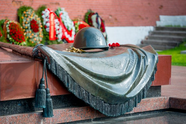 Лукашэнка разам з замежнымі лідарамі ўсклаў кветкі і вянок да Магілы Невядомага салдата ля сцен Крамля