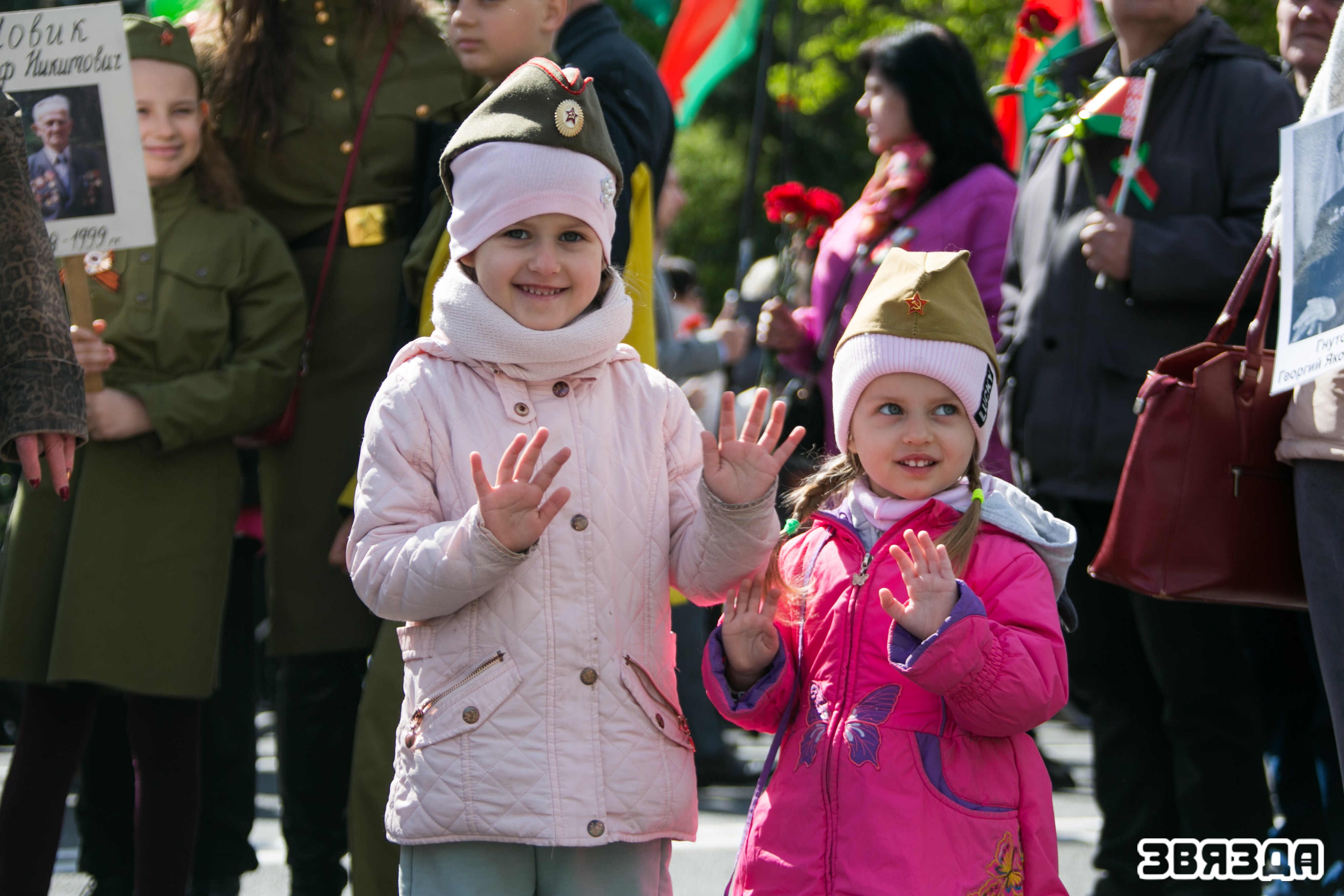 Праз 80 гадоў пад мірным небам. Мінчане і госці сталіцы ўскладаюць кветкі да манумента Перамогі