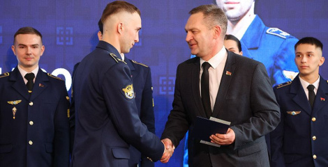 Выпускнікам Беларускай акадэміі авіяцыі ўручылі ліцэнзіі пілотаў