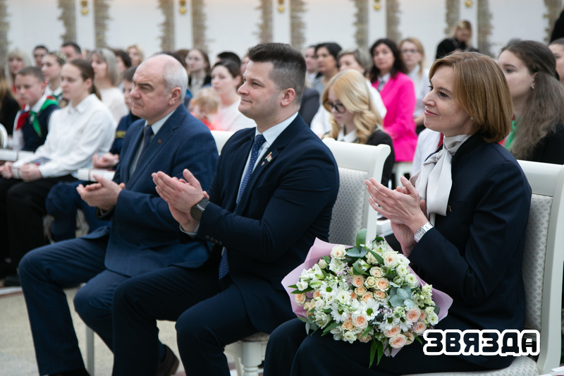 40 маладых людзей атрымалі пашпарты ад Пяткевіч і Лук'янава