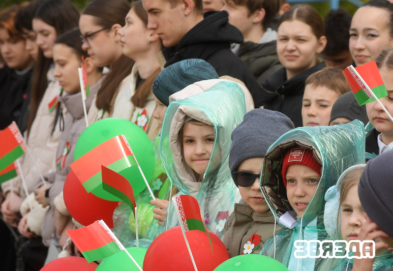 Флэшмоб «Праспяваем гімн разам» адбыўся сёння ва ўсіх раёнах Мінска