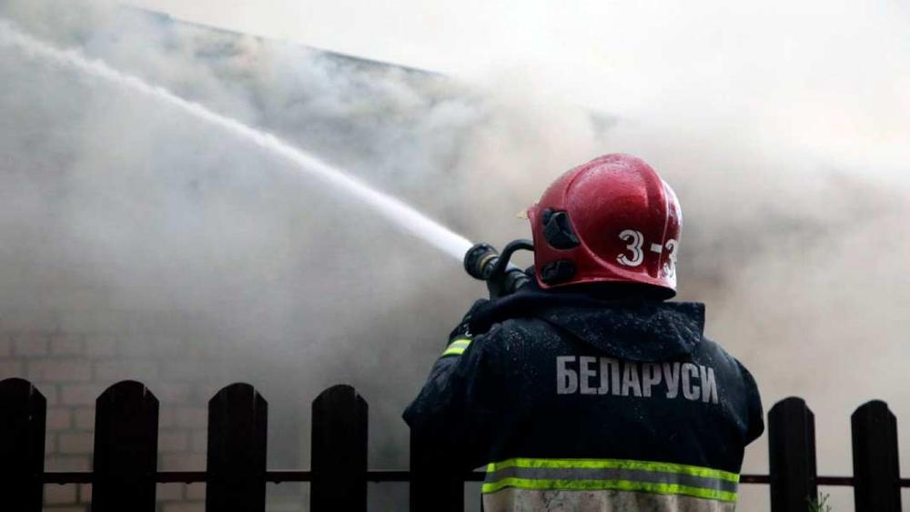 Пры пажары ў Слонімскім раёне суседзі выратавалі мужчыну