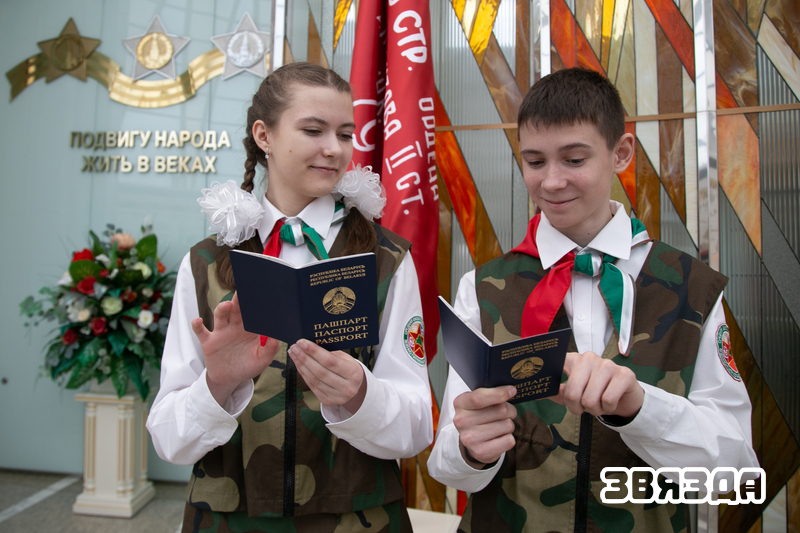 40 маладых людзей атрымалі пашпарты ад Пяткевіч і Лук'янава