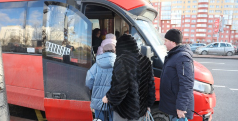 «Да 15:00 яшчэ можна спакойна паехаць, а потым...» Пасажырка маршруткі да Фаніпаля аб праблеме дабрацца дадому