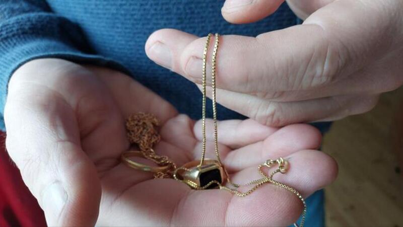 Студэнтка вынесла з дому наяўныя і здала золата ў ламбард. Грошы аддала ашуканцам 