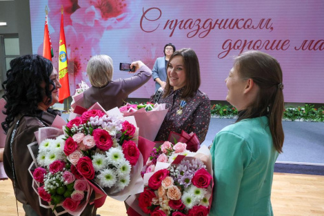 Шматдзетных маці ўшаноўвалі і віншавалі па ўсёй краіне