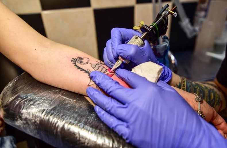 У Мінску татуіроўшчык абрабаваў пункт выдачы заказаў і ўцёк