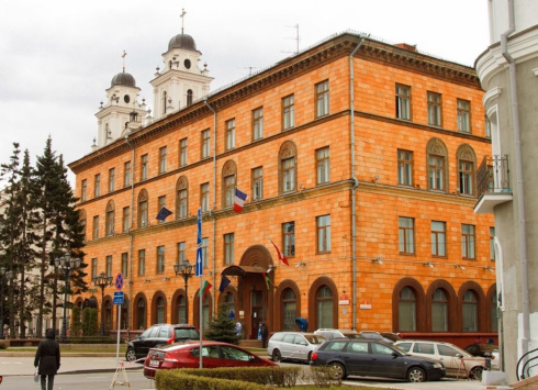 В центре Минска появился адвент-календарь. Он украсит целое здание 