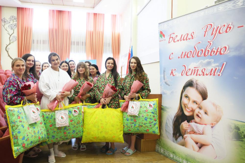 Як у Беларусі віншуюць мам, якія нарадзілі дзяцей у Дзень Незалежнасці? 