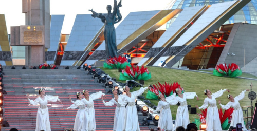 Гала-канцэрт «Моцныя ў адзінстве, адзіныя ў песні» сабраў тысячы мінчан ля стэлы «Мінск — горад-герой»