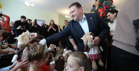 Кіраўнік Прэзідэнцкага спартклуба павіншаваў з Новым годам дзяцей з сацыяльна-педагагічнага цэнтра Салігорскага раёна