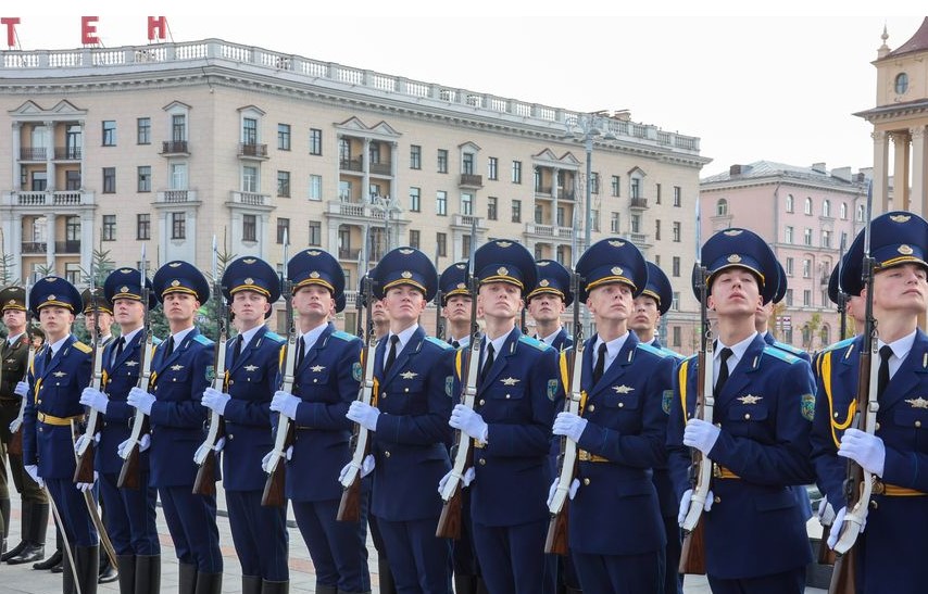 Султан Омана возложил венок к монументу Победы в Минске 