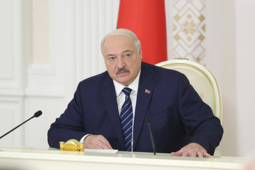 Лукашенко предложил бесплатно отдавать в собственность работникам жилье. Кого это касается и о чем речь?