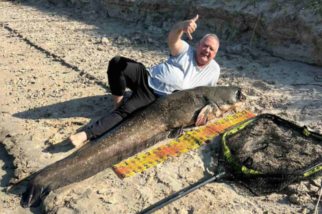 Рыбак з Мінска злавіў гіганцкага сома на Прыпяці: даўжыня 2,2 м, вага каля 80 кг