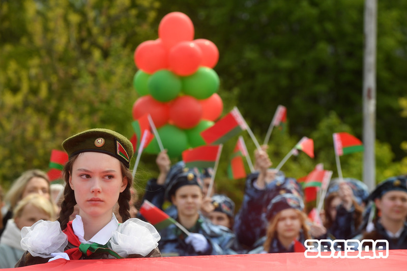 Флэшмоб «Праспяваем гімн разам» адбыўся сёння ва ўсіх раёнах Мінска