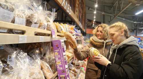 Lukashenko urges retail sector to prioritize domestic goods